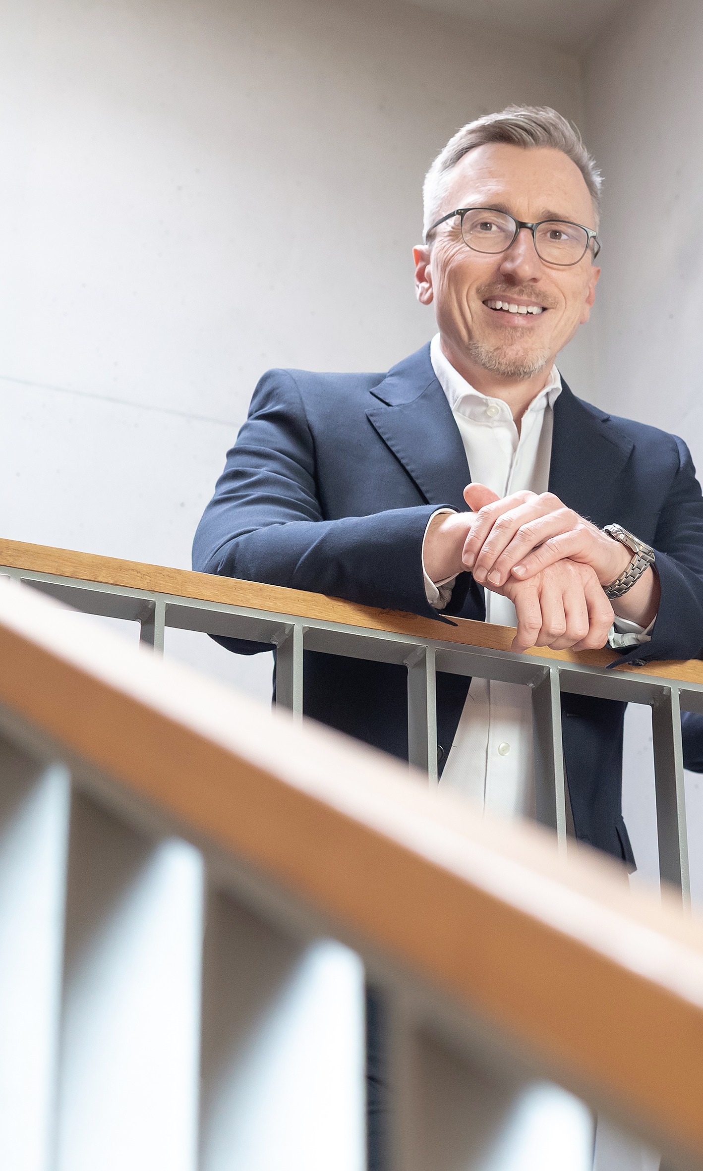 Christoph Petry an einem Treppengeländer